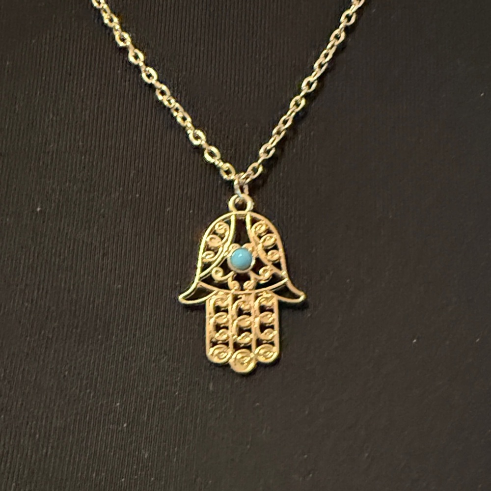 NWOT Gold Hamsa Pendant Necklace